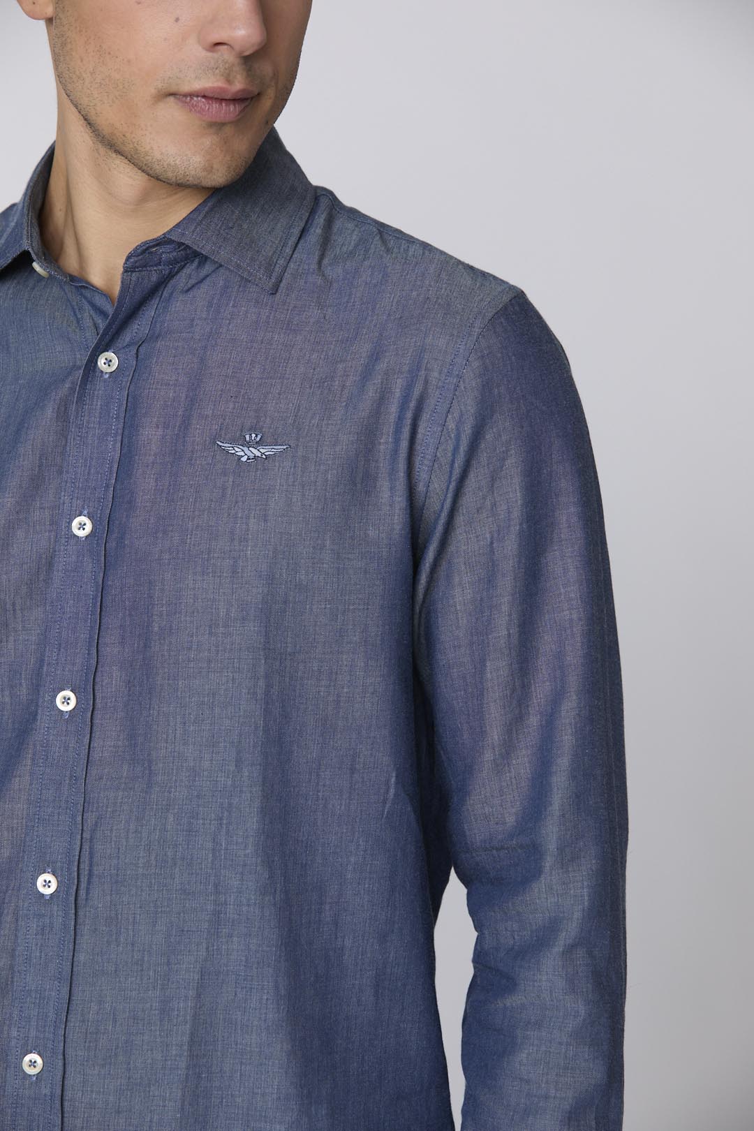 Camicia uomo chambray Aeronautica Militare indossata vestibilità regolare cotone 100%
