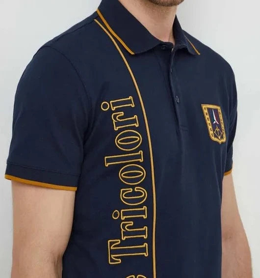 Dettaglio frontale polo blu Aeronautica Militare con ricamo Frecce Tricolori e piping tricolore