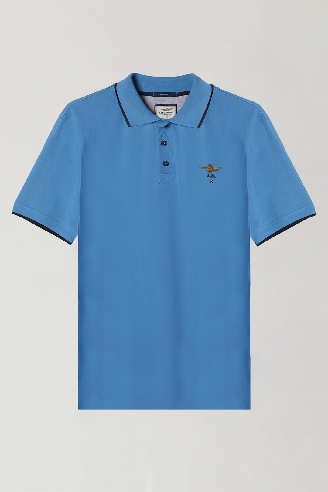 Dettaglio ricamo Aeronautica Militare su polo azzurra cotone piqué manica corta
