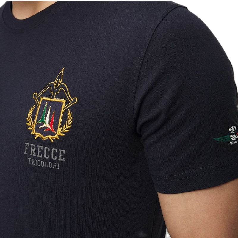 Dettaglio ricamo Frecce Tricolori su t-shirt uomo blu Aeronautica Militare
