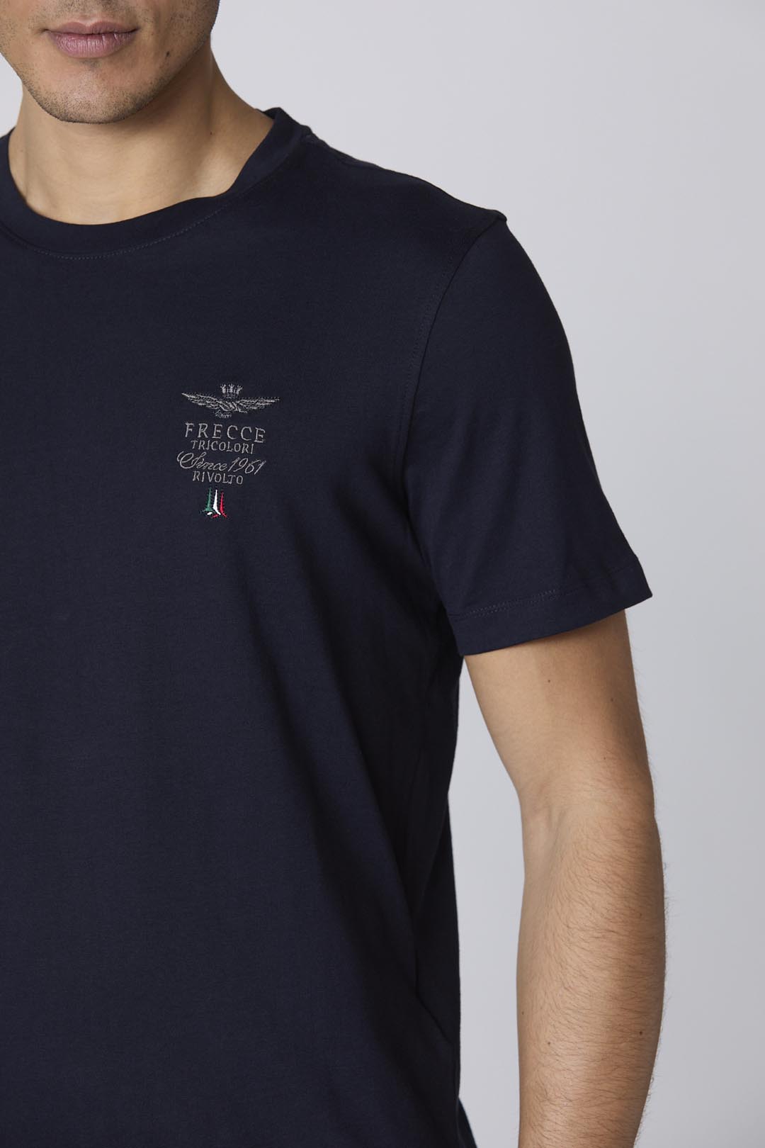 Dettaglio ricamo Frecce Tricolori su t-shirt uomo blu Aeronautica Militare design essenziale