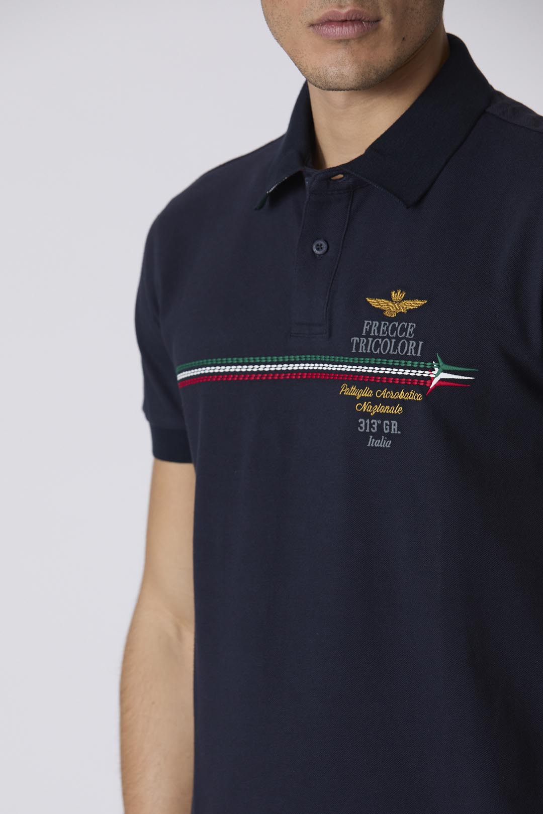 Dettaglio scie tricolori ricamate su polo blu Aeronautica Militare Frecce Tricolori cotone