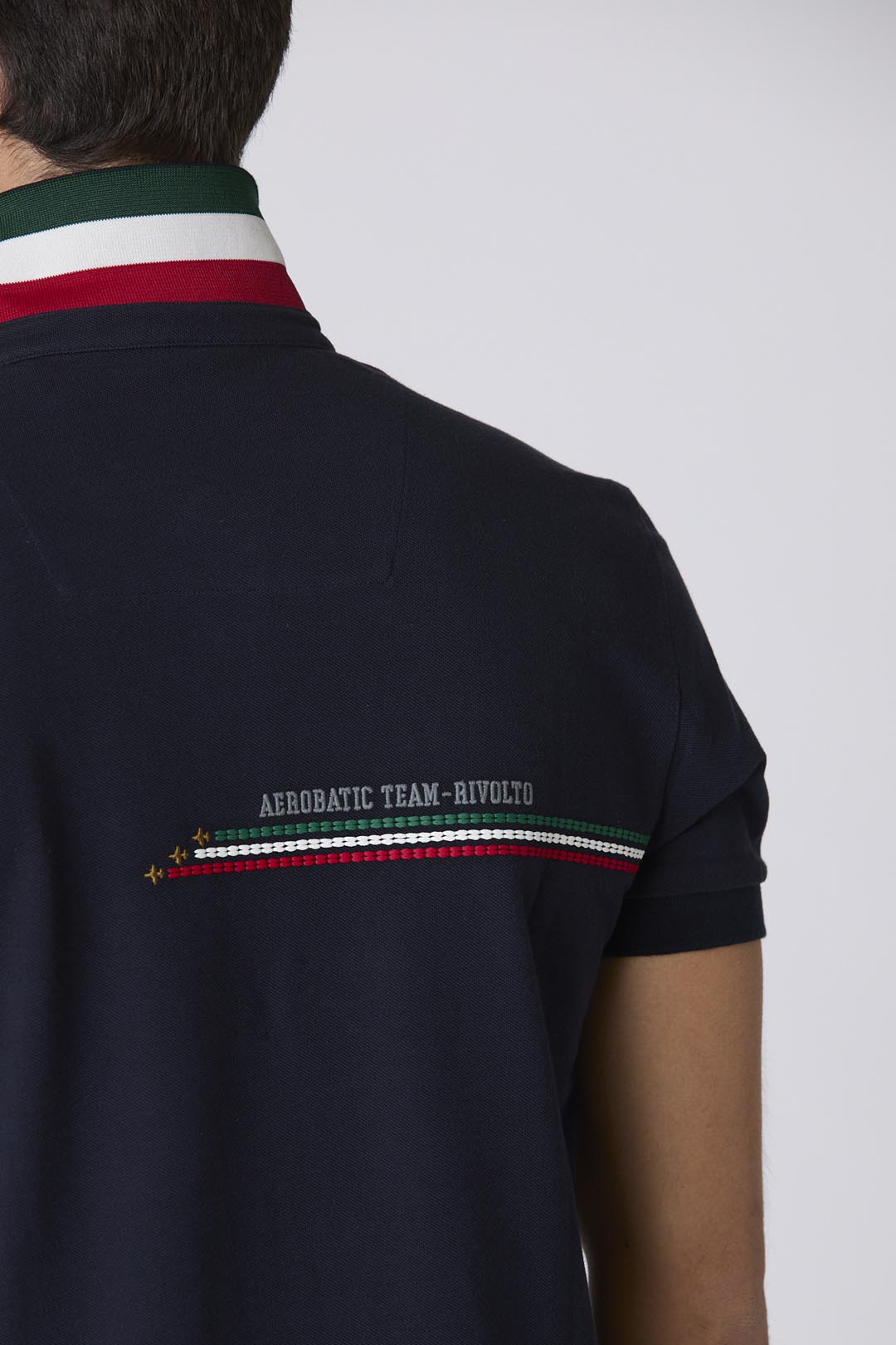 Polo Aeronautica Militare Frecce Tricolori blu indossata vestibilità regolare piqué cotone
