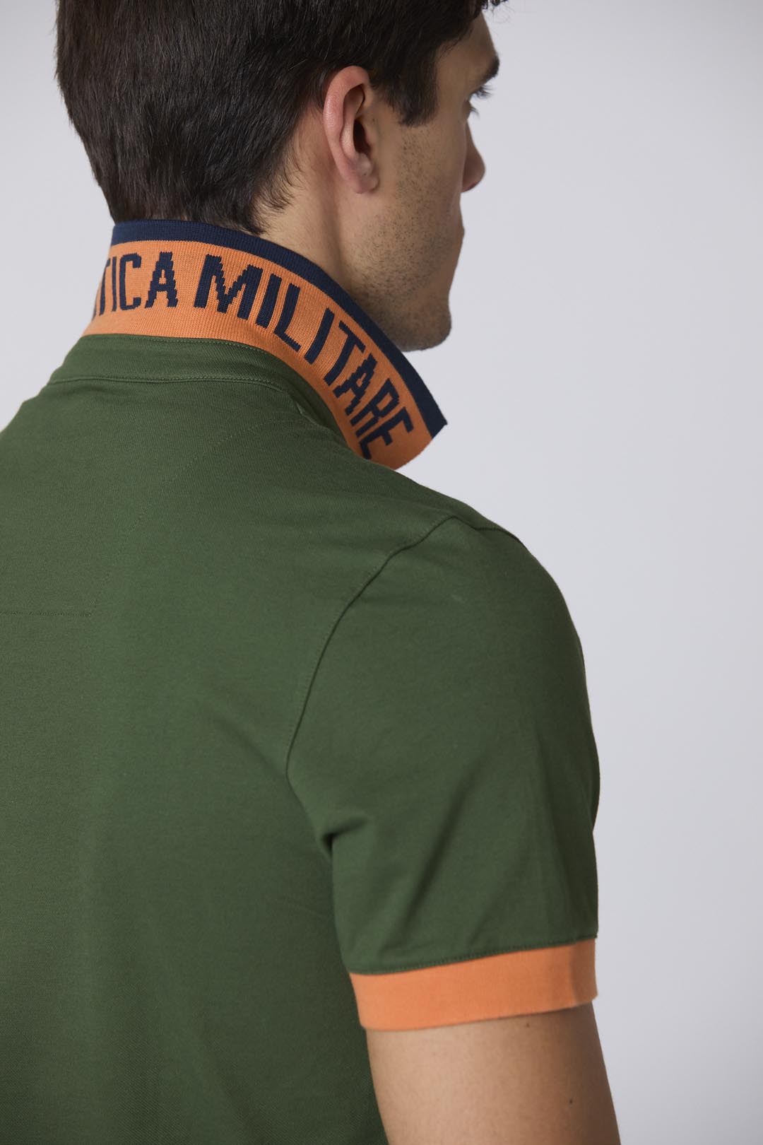 Polo Aeronautica Militare verde indossata vestibilità regolare piqué elasticizzato
