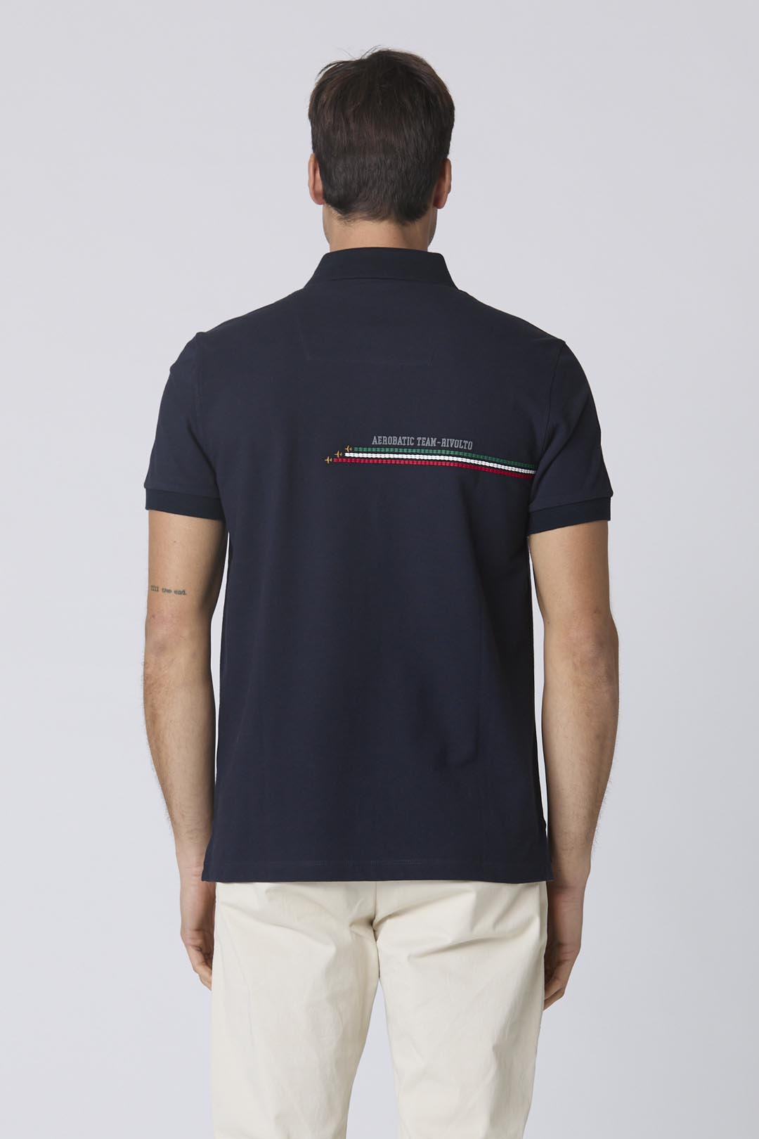 Retro polo blu Aeronautica Militare con scie Frecce Tricolori ricamate sulla schiena
