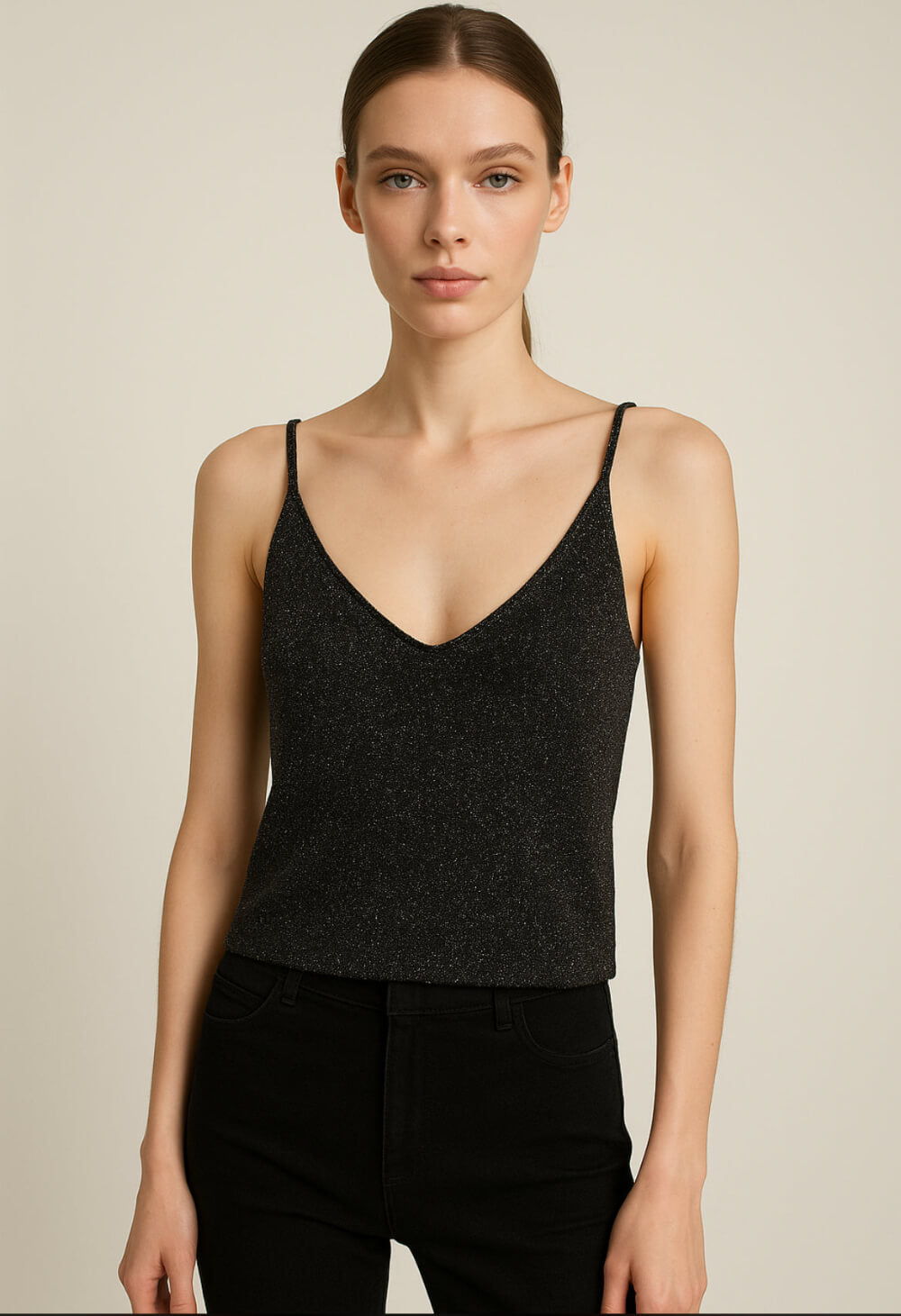 Top donna elegante nero, con bretelline ideale anche come sotto giacca per un look chic