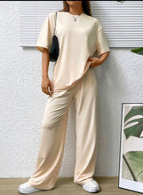 Carica l&#39;immagine nel visualizzatore di Gallery, Tuta donna completo maglia girocollo e pantalone a palazzo manica corta
