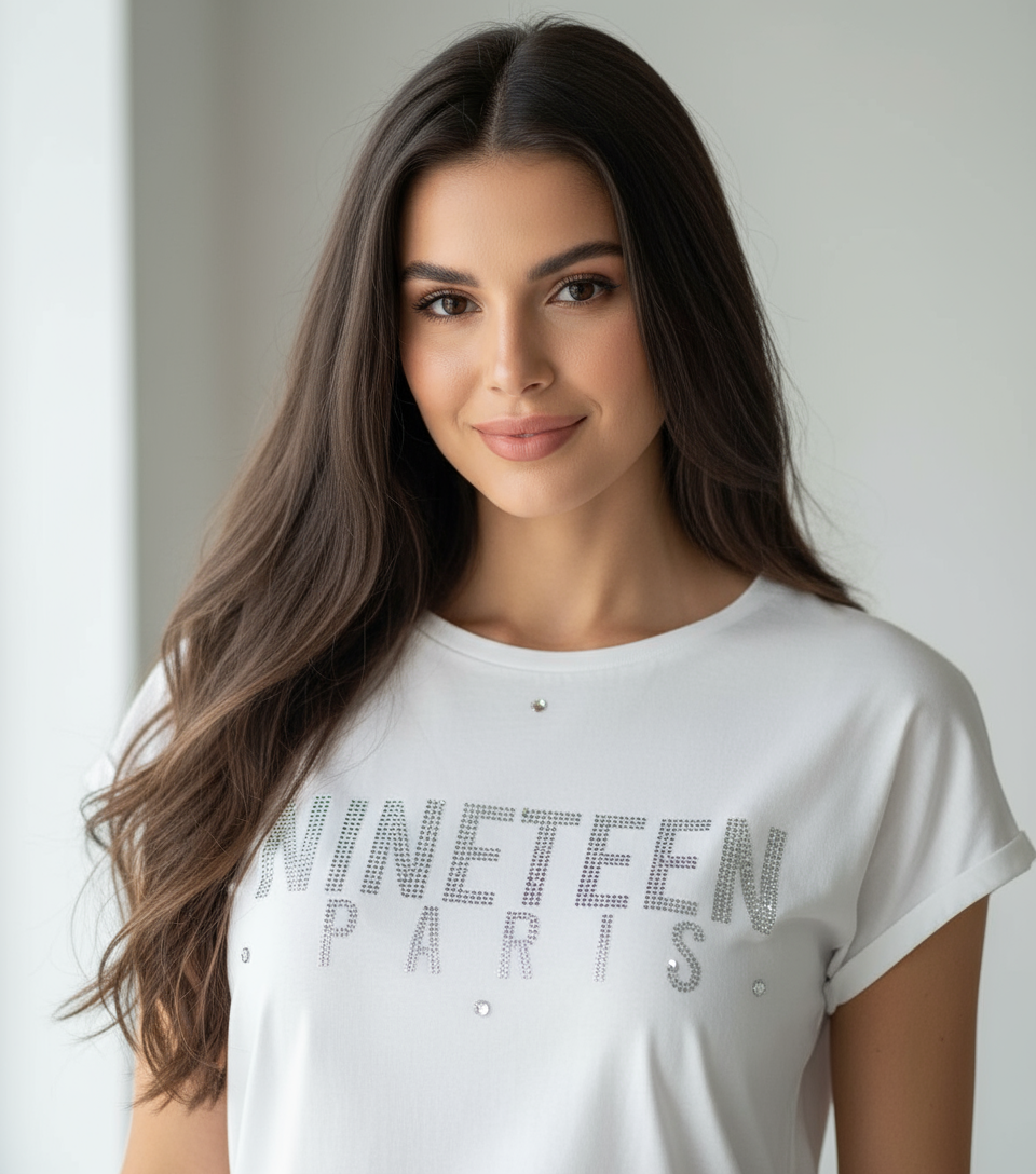 Primo piano t-shirt bianca Nineteen Paris strass
