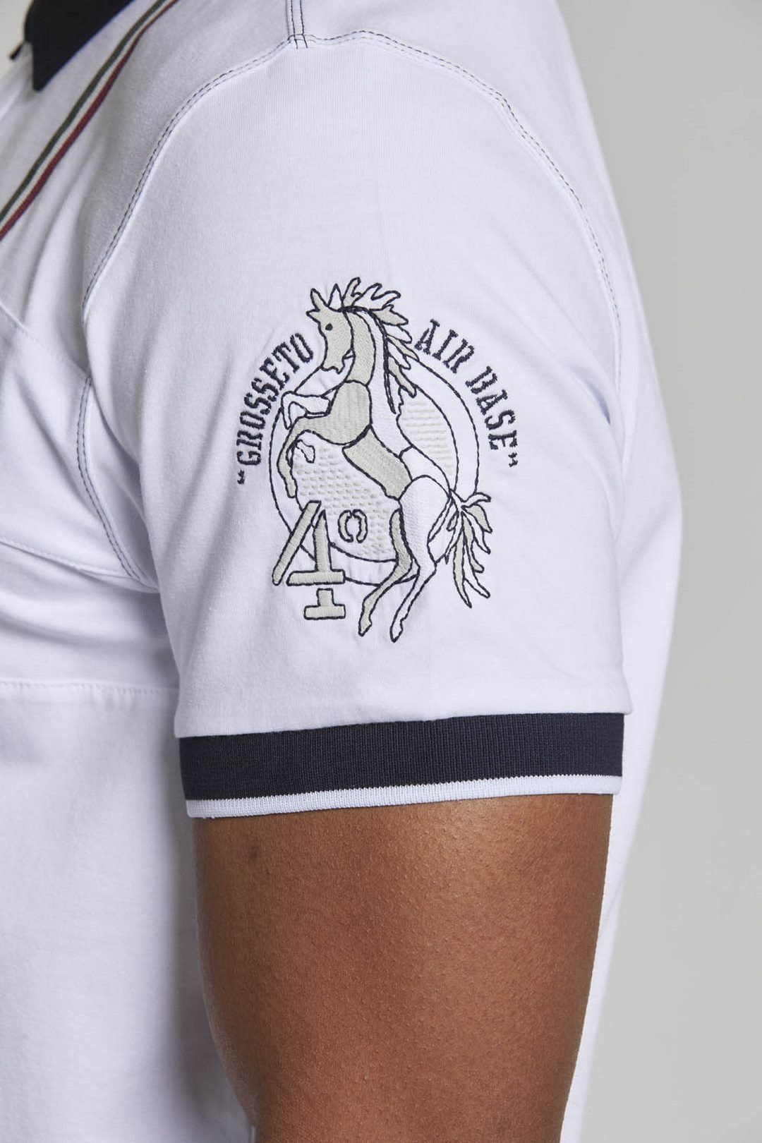 Aeronautica Militare Polo Uomo Bianca SC-50% 4° Stormo Gruppo Caccia | Eleganza e coraggio