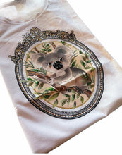 Carica l&#39;immagine nel visualizzatore di Gallery, Liu Jo Tshirt Donna bianca SC-50%  manica corta firmata Stampa Koala | Emme Fashion Store
