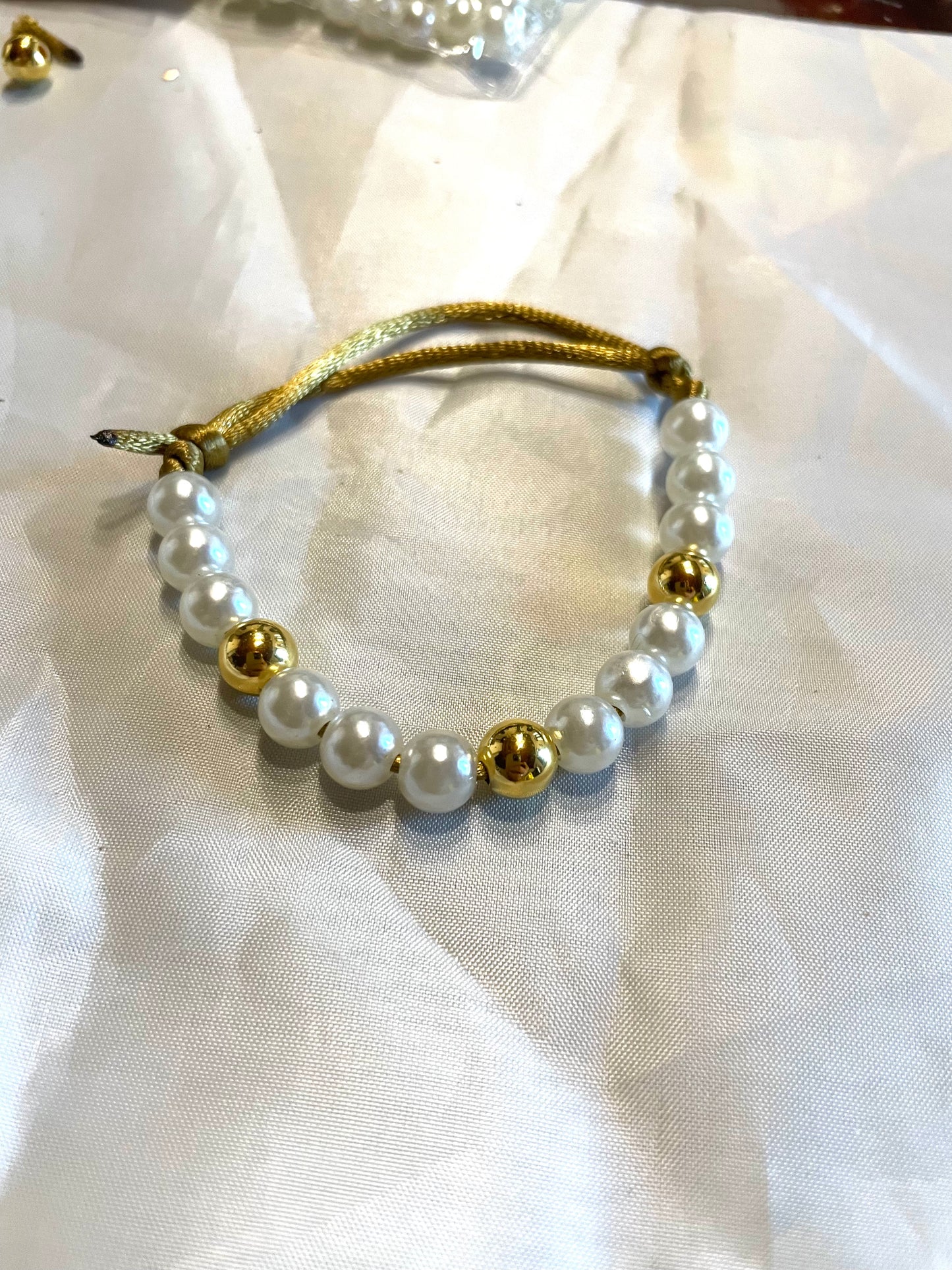Bracciale fatto a mano perline colore oro e Bianco