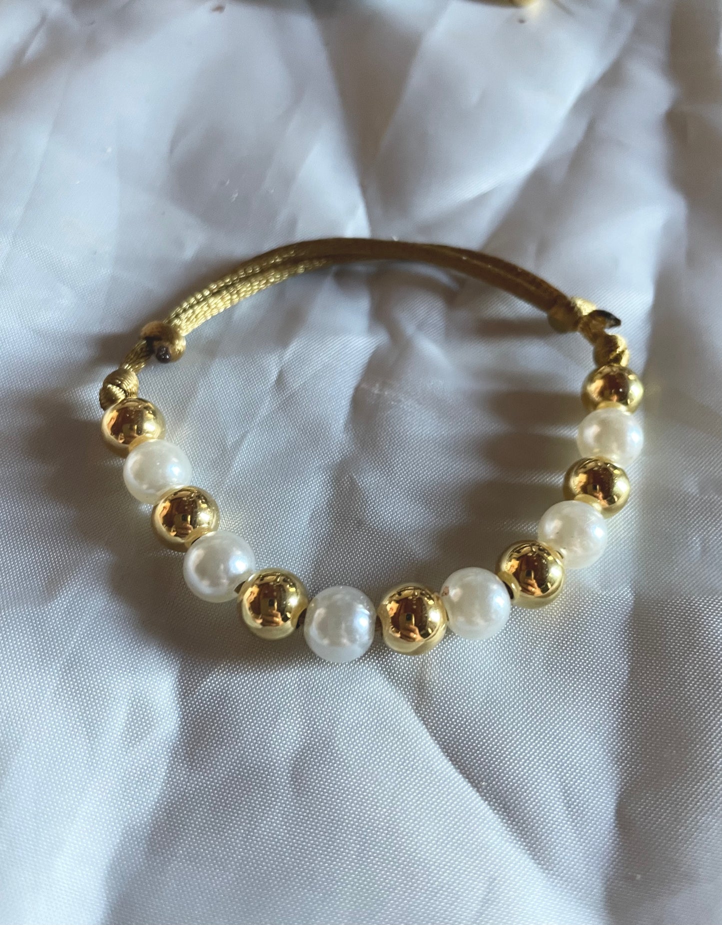 Bracciale fatto a mano perline colore oro e Bianco