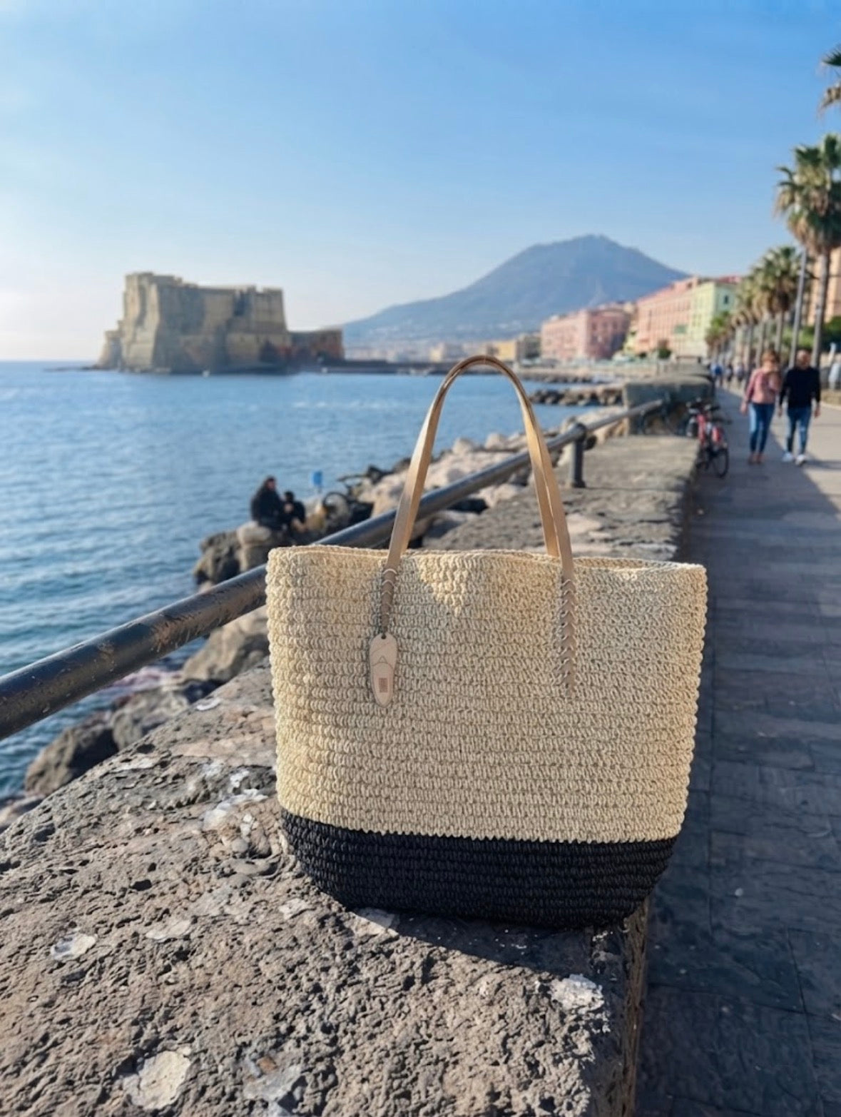 Borsa  donna paglia intrecciata Fondo nero da usare sia per il mare sia in città 