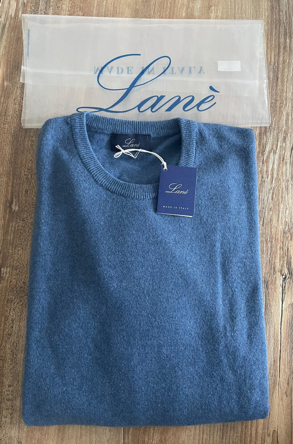 Dettaglio maglia cashmere blu denim Lanè - texture tessuto premium Made in Italy"