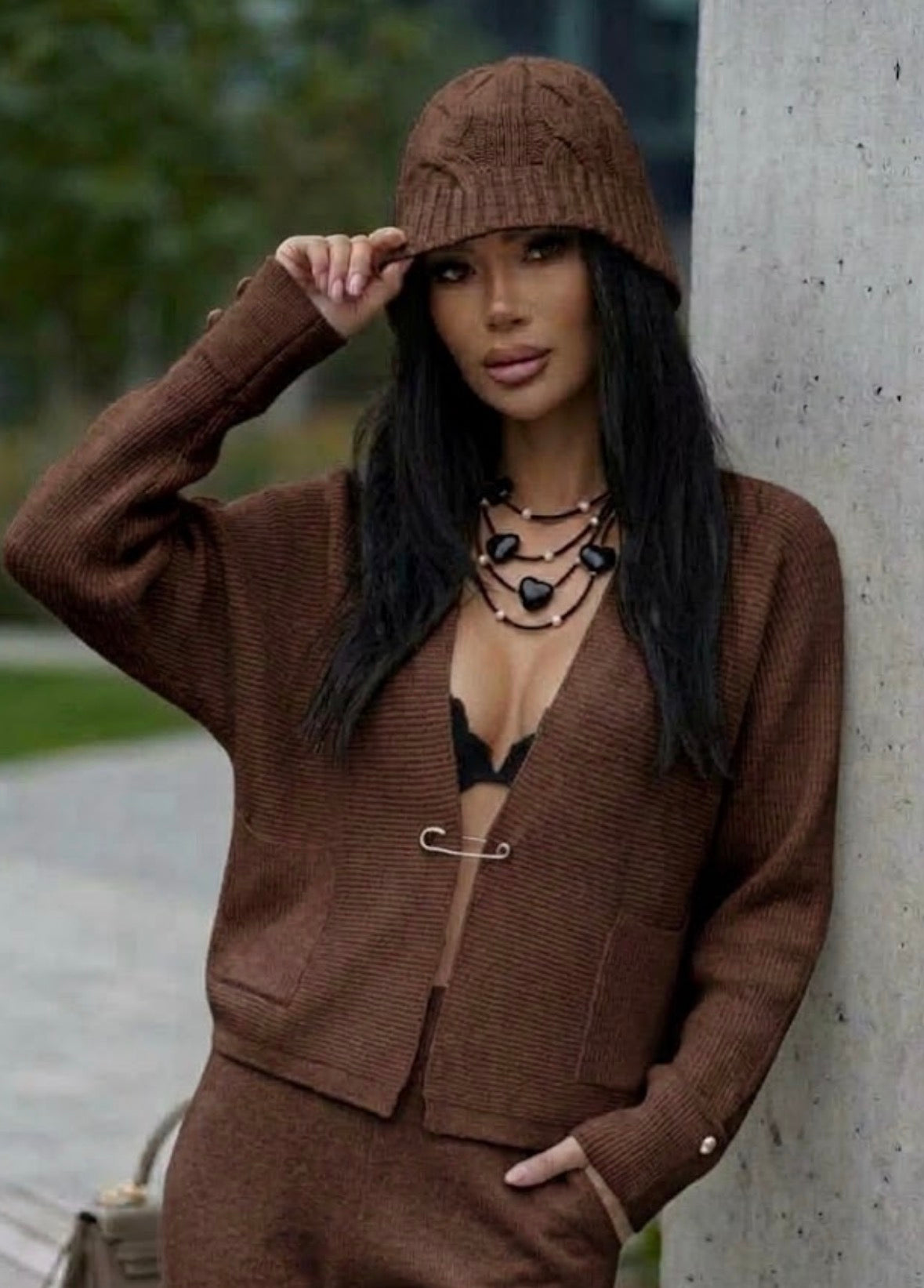 Cardigan Elegante in Maglia a Costine con Spillone Chic – AFTER
