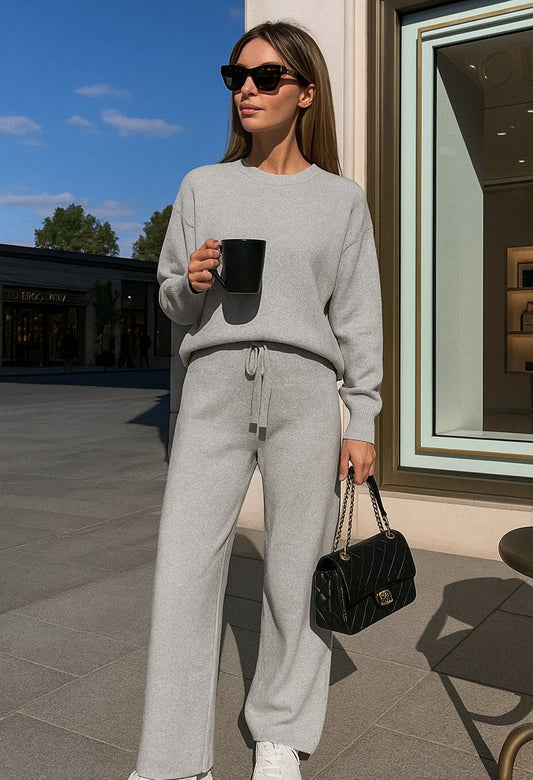 Tuta donna in lana rasata colore grigio. Completo maglia girocollo e pantaloni a palazzo 