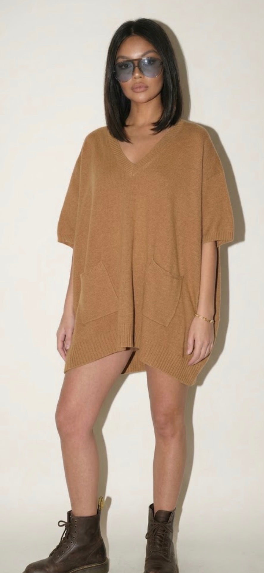 Maglia Oversize Donna  in lana rasata con Scollo a V camel