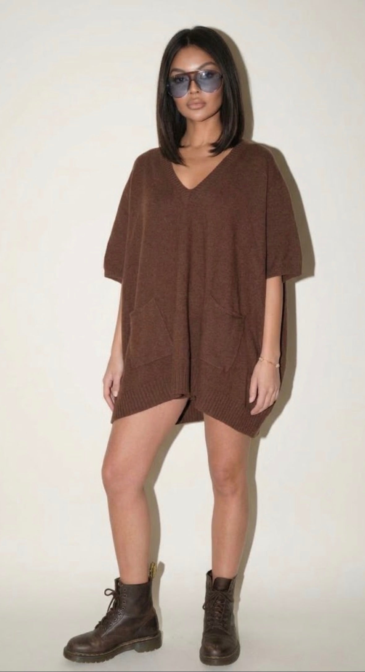 Maglia Oversize Donna  in lana rasata con Scollo a V marrone 