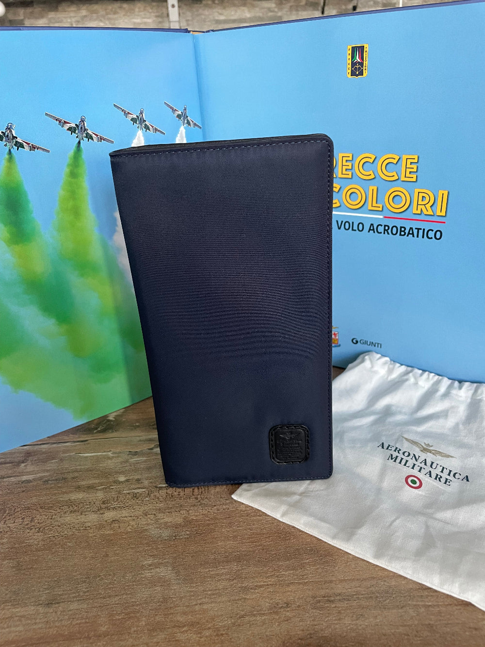 "Dettaglio portadocumenti Aeronautica Militare blu, interni in vera pelle con scomparti per carte