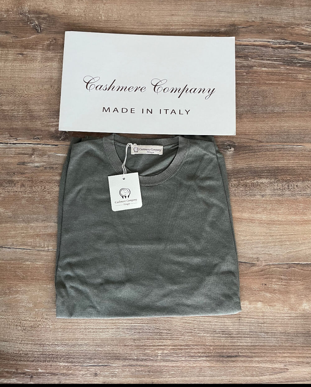La t-shirt uomo verde in lino e cotone ideale per le calde sere d'estate, leggera e fresca 