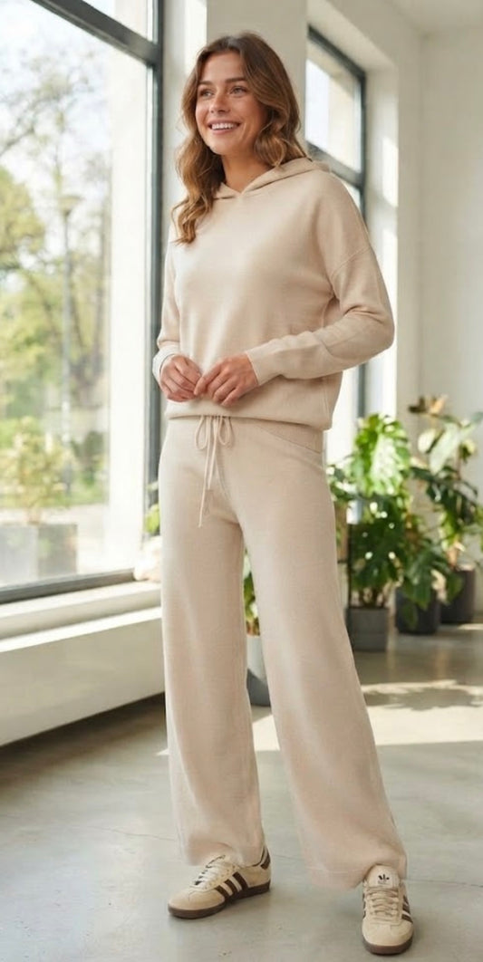 Tuta donna in lana rasata completo maglia con cappuccio e pantaloni a palazzo beige sabbia