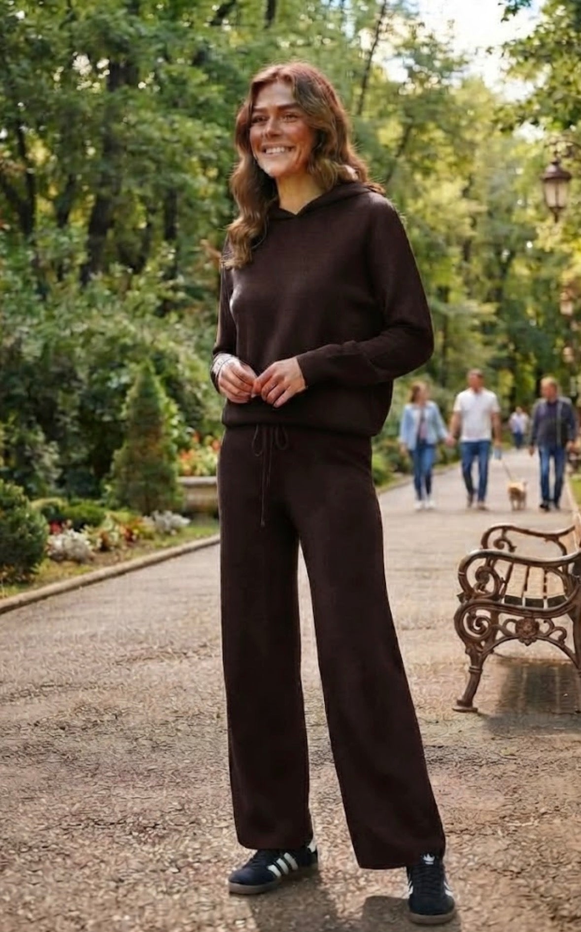 Tuta donna in lana rasata completo maglia con cappuccio e pantaloni a palazzo marrone 