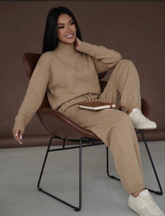 Tuta in lana rasata beige sabbia completo maglia mezzo collo e pantaloni a palazzo 