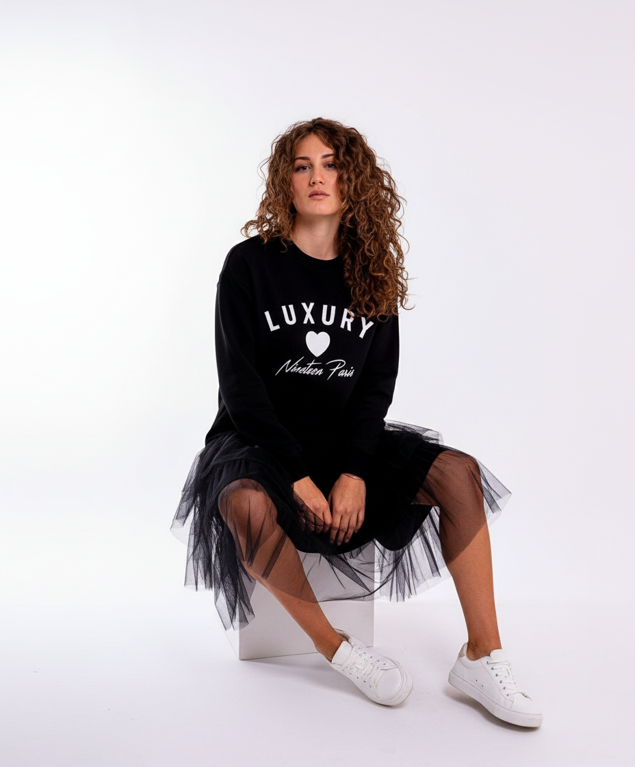 Vestito nero in felpa look-casual-con-sneakers