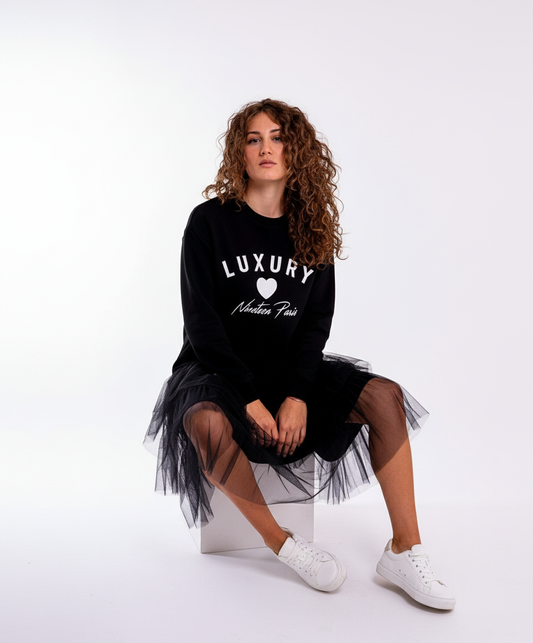 Vestito nero in felpa look-casual-con-sneakers