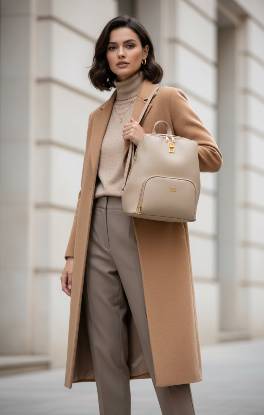 Zaino donna beige Enrico Coveri indossato 