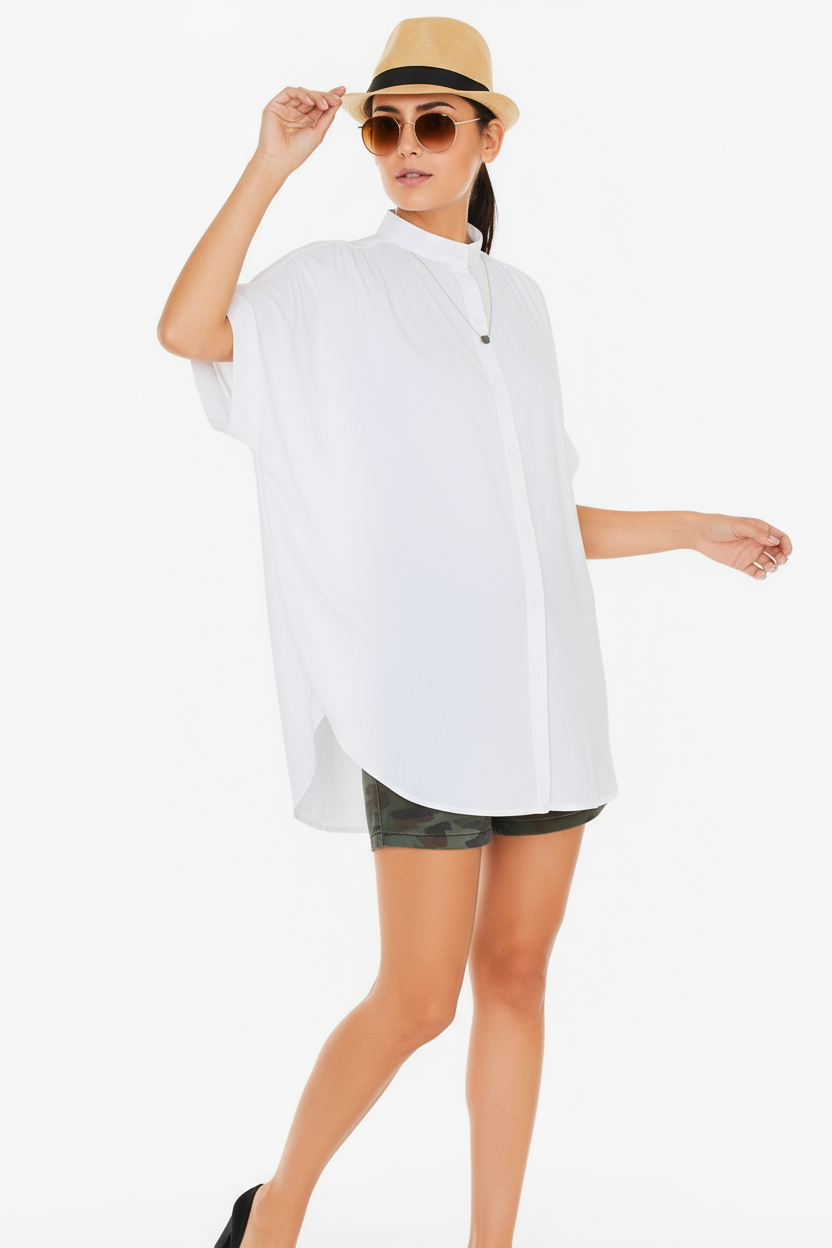Donna con camicia bianca oversize - posa dinamica