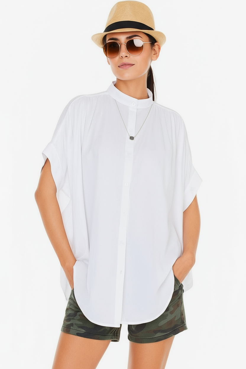 Donna con camicia bianca oversize - posa naturale
