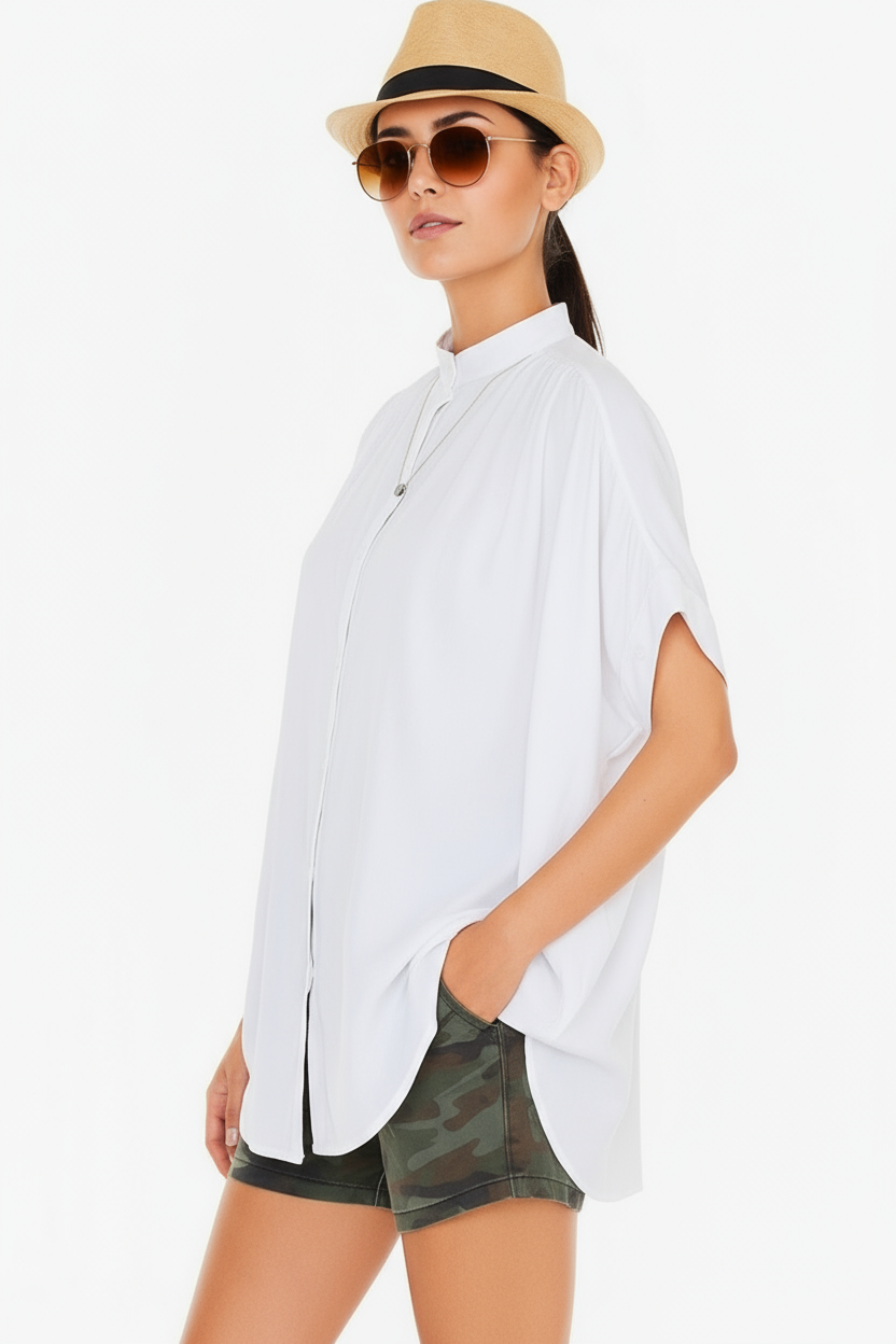 Donna con camicia bianca oversize - vista laterale