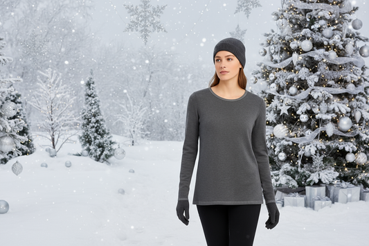 Donna con maglia grigia in ambientazione natalizia argento bianco