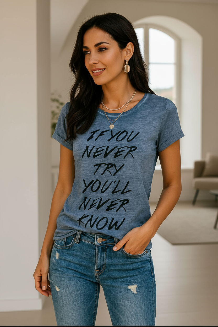 Donna con t-shirt blu - posa naturale