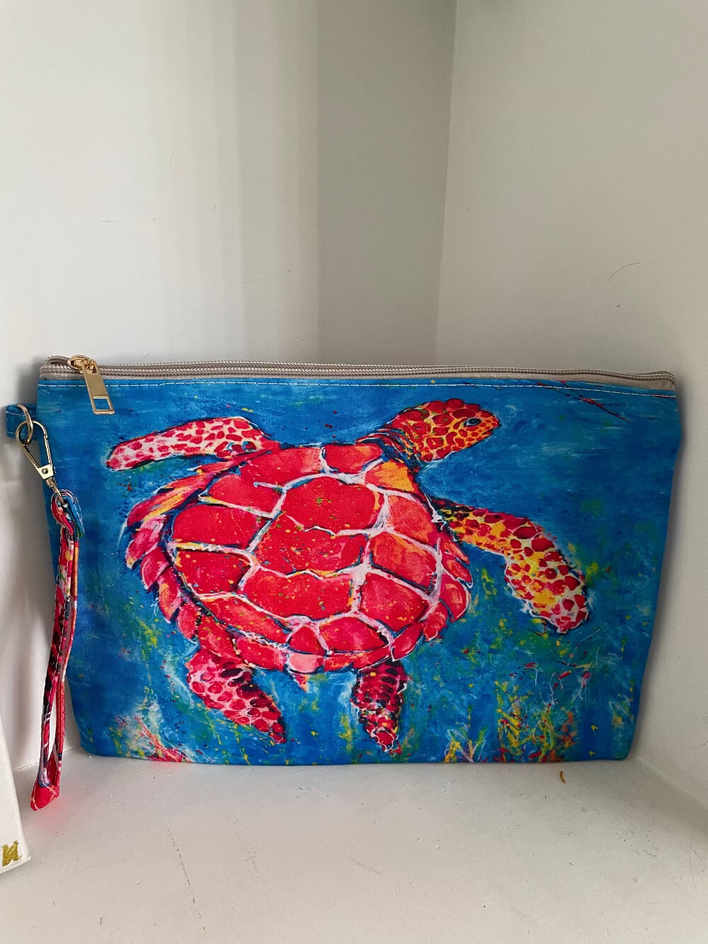Pochette Inspired a mano con manico da polso