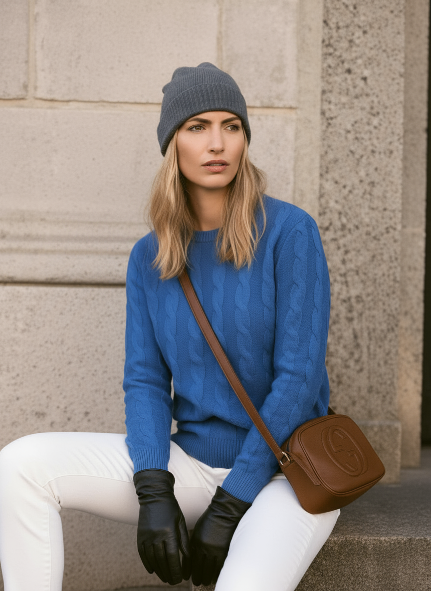 Maglia girocollo blu con posa alternativa