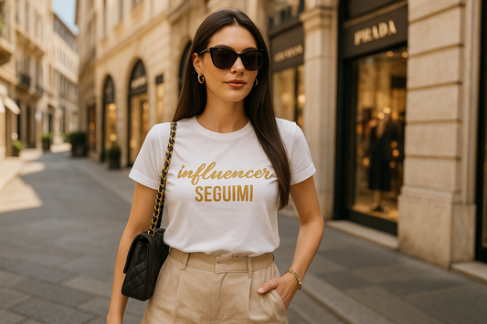 Modella con t-shirt in città