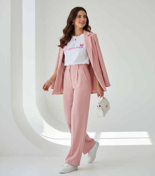 Modella mora con t-shirt bianca Amore Mio - seconda posa