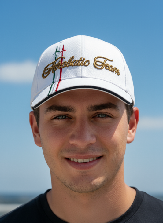 Primo piano cappello Aeronautica Militare Frecce Tricolori indossato