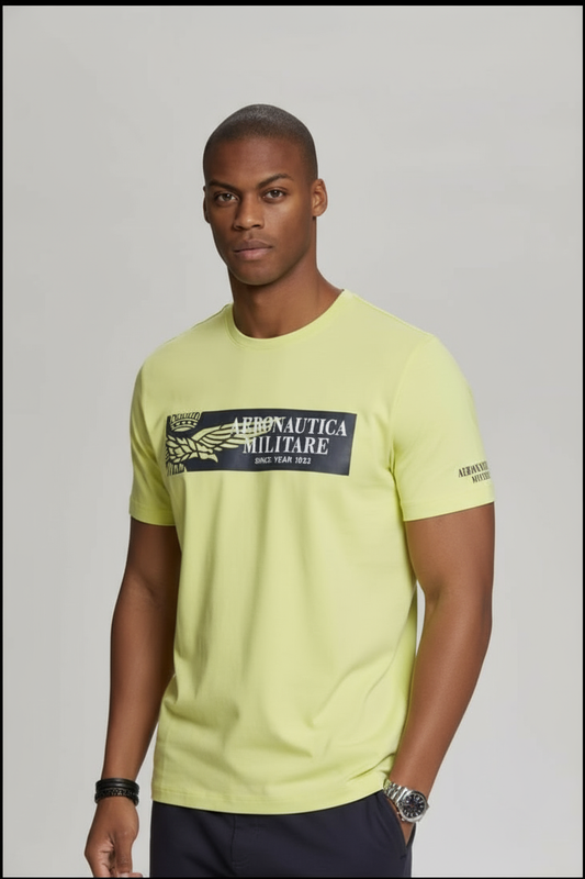 Primo piano modello con t-shirt e accessori