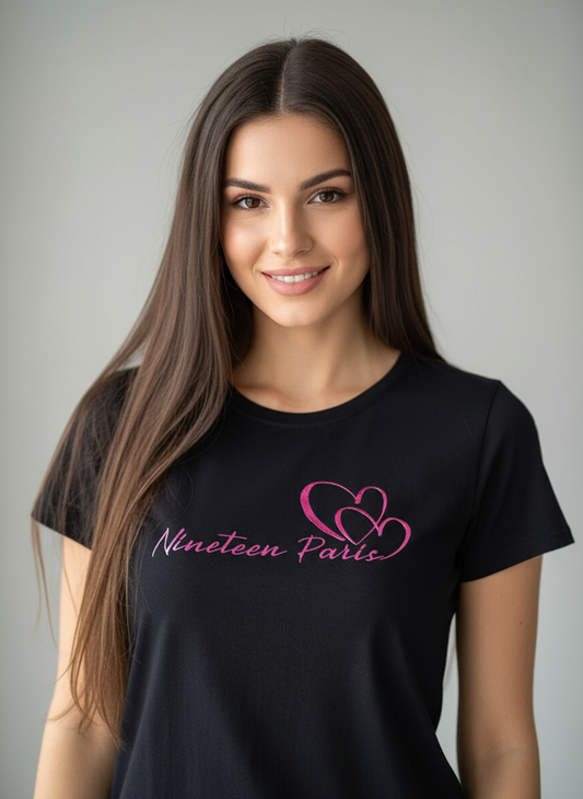 Primo piano t-shirt nera Nineteen Paris