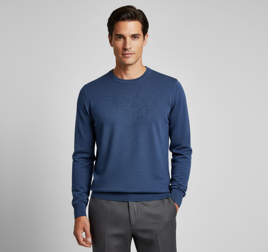 Primo piano uomo con maglione blu