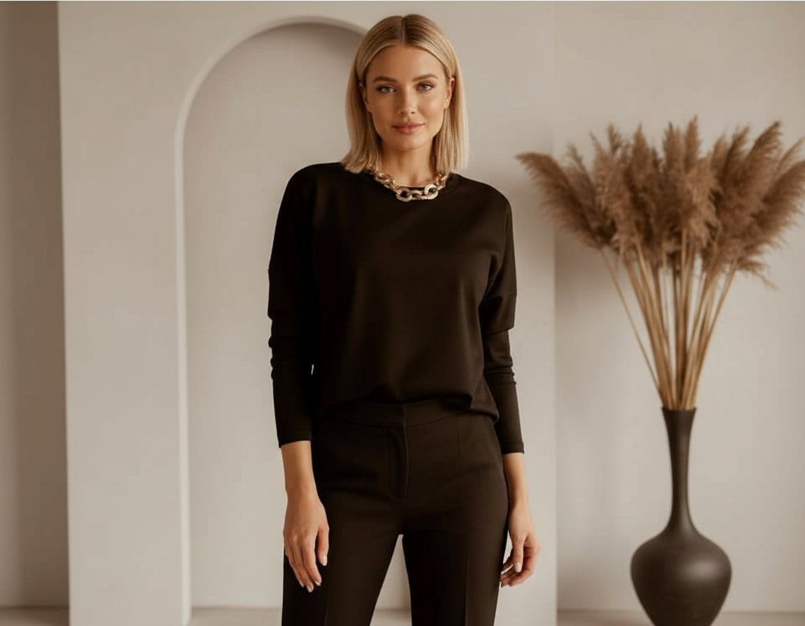 Ragazza bionda con maglia nera - posa frontale