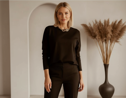 Ragazza bionda con maglia nera - posa frontale