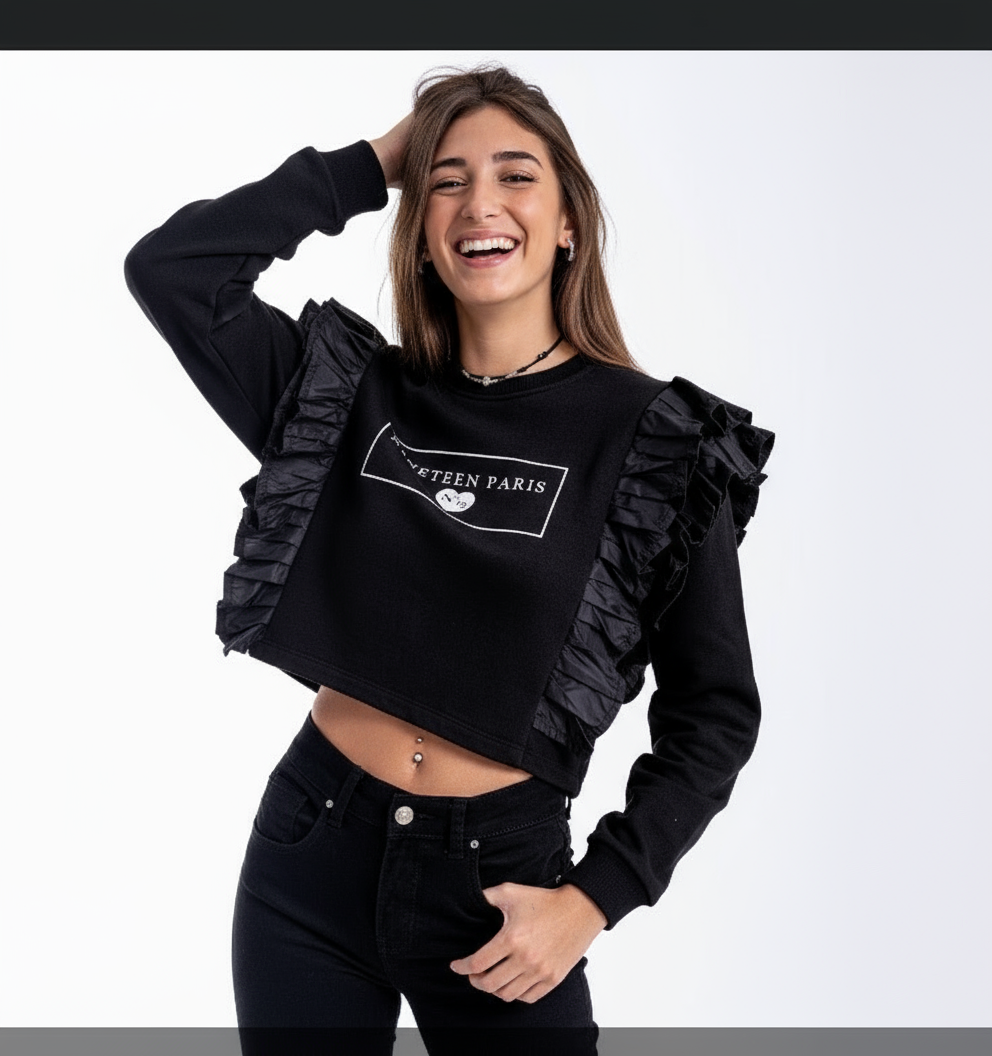 Ragazza con felpa nera corta - posa allegra