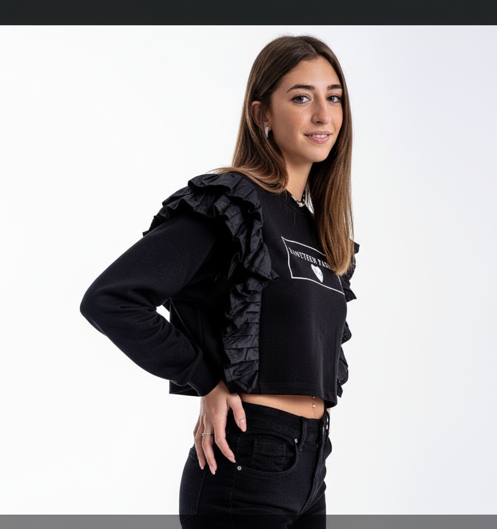 Ragazza con felpa nera corta - posa sbarazzina