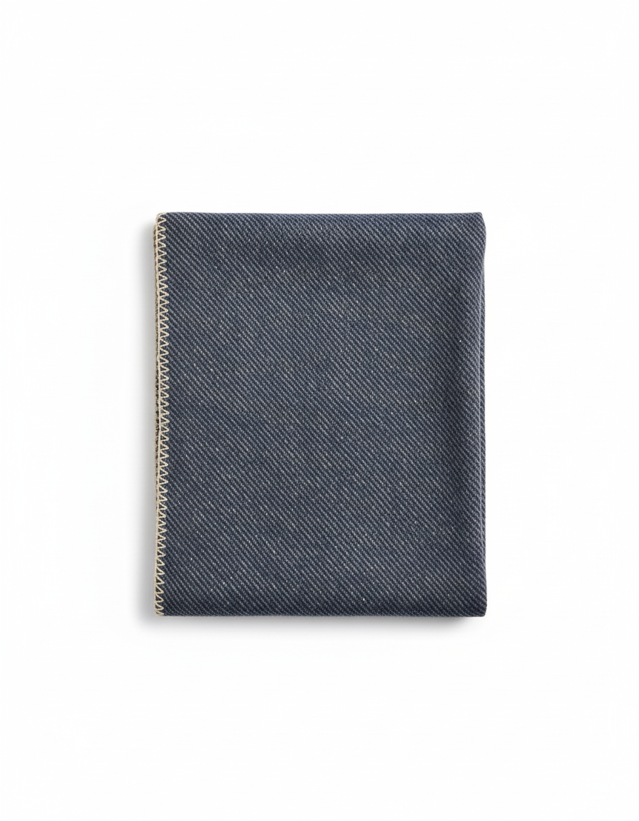 Stola blu sfondo bianco