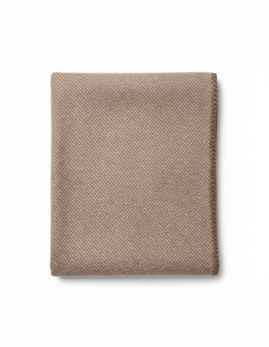 Stola marrone sfondo bianco