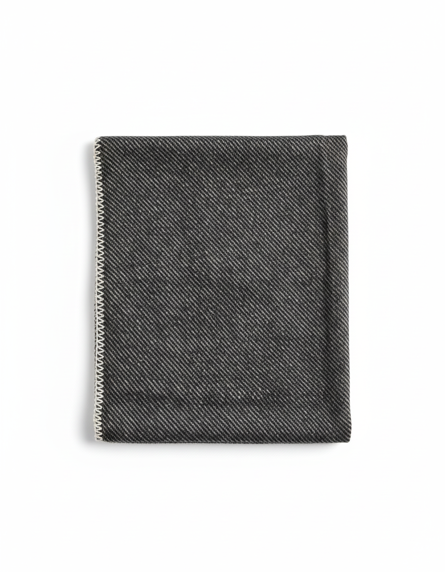 Stola nera sfondo bianco